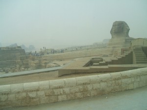 Ci guarda la Sfinge a Giza..noi passiamo lei resiste al tempo..